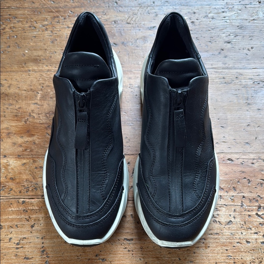 Women’s Ecco Chunky Zip Sneaker in Black